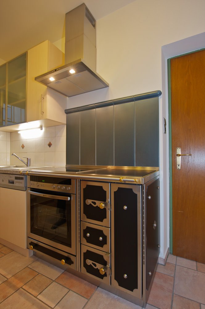 Küchenherd Emilio 505 mit Anbau für Elektro-Einbauherd, darunter eine Lade, rechte Seitenwand mit Zierblende